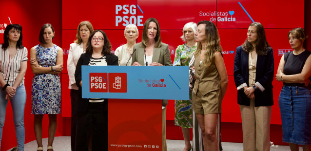 La secretaria de Organización del PSdeG, Lara Méndez, en rueda de prensa junto a distintas mujeres del partido