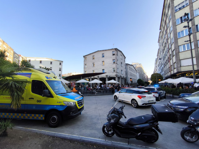 La Praza Roxa de Santiago durante el altercado entre unos clientes y los camareros de un bar.