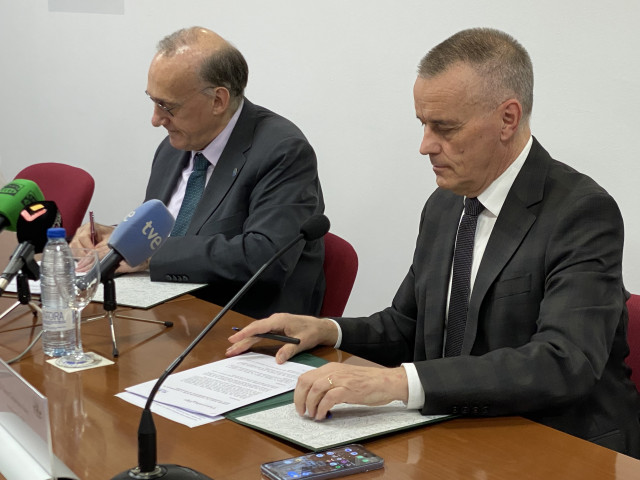 El rector de la UVigo, Manuel Reigosa, y el presidente de la Confederación de Empresarios de Pontevedra, Jorge Cebreiros, firman un acuerdo de colaboración, a 16 de junio de 2025.