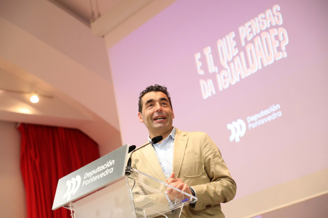 El presidente de la Diputación de Pontevedra, Luis López, en la entrega de premios 'E ti, que pensas da igualdade?'