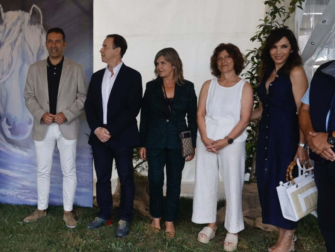Villares, primero por la izquierda, y Lago, primera por la derecha, en una foto de la Xunta sobre Equiocio tomada en el verano de 2024 en la feria que organiza la famlia de la modelo