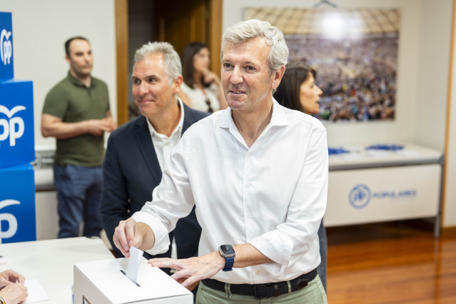 El presidente del PPdeG, Alfonso Rueda, acude a votar por Alberto Núñez Feijóo, candidato a presidir el PP nacional en el próximo Congreso Nacional