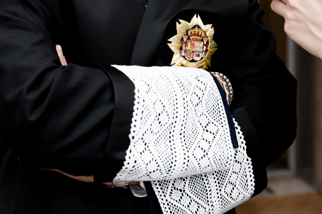 Un juez con la toga negra reglamentaria, durante un paro de diez minutos de asociaciones de jueces y fiscales, frente a los Juzgados de Plaza de Castilla, a 11 de junio de 2025, en Madrid (España). Jueces y fiscales de todas las asociaciones, menos las pr