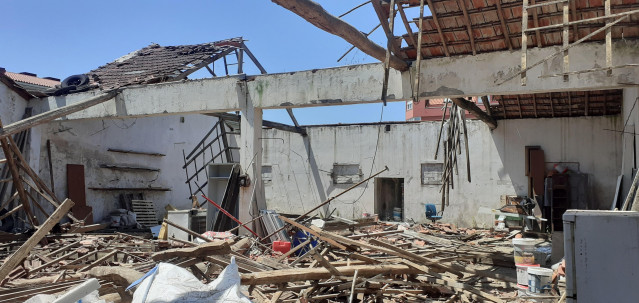 Derrumbe en una nave abandonada en Carballo