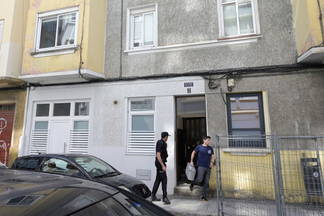 Dos agentes de la Policía Nacional en el lugar en el que han ocurrido los hechos, en una vivienda del barrio de la Sagrada Familia.