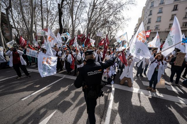 Archivo - Decenas de personas durante una concentración de los sindicatos médicos frente al Ministerio de Sanidad, a 13 de febrero de 2025, en Madrid (España). Los sindicatos médicos de todo el país se concentran para mostrar su disconformidad con el borr