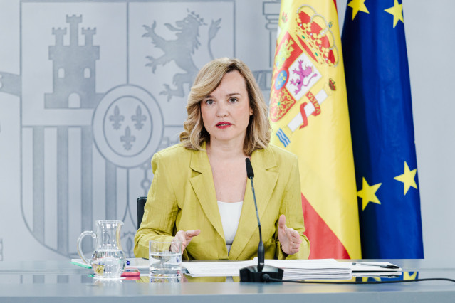 La ministra de Educación, FP y Deportes y portavoz del Gobierno, Pilar Alegría, durante una rueda de prensa tras el Consejo de Ministros, en el Palacio de la Moncloa, a 17 de junio de 2025, en Madrid (España). Durante la rueda, Aagesen ha explicado el inf