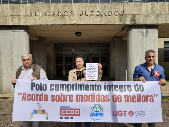De izquierda a derecha: Julio Díaz (ANPE), Sandra Montero (UGT) y Borja Campos (CCOO) en la interposición de la demanda contra la Xunta por 