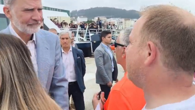 El rey Felipe VI habla con el presidente del comité de empresa de Alcoa, José Antonio Zan