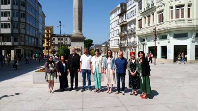 La portavoz nacional del BNG, Ana Pontón, en Lugo con el teniente de Alcalde, Rubén Arroxo, y otros cargos nacionalistas.