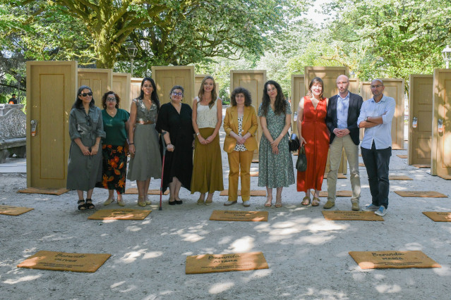 La conselleira de Política Social e Igualdade, Fabiola García, junto a la alcaldesa de Santiago, Goretti Sanmartín, y otros ediles de la corporación compostelana en la campaña lanzada por Acougo en la Alameda.