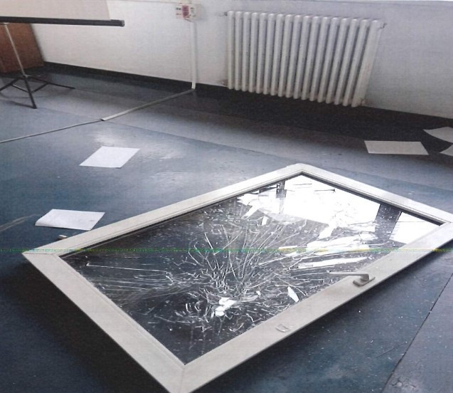 Ventana rota tras desprenderse en el edificio consistorial de Vigo