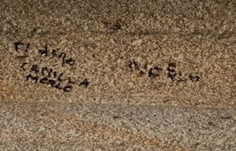 Turistas pintan sus nombres en la Catedral de Santiago, Patrimonio de la Humanidad