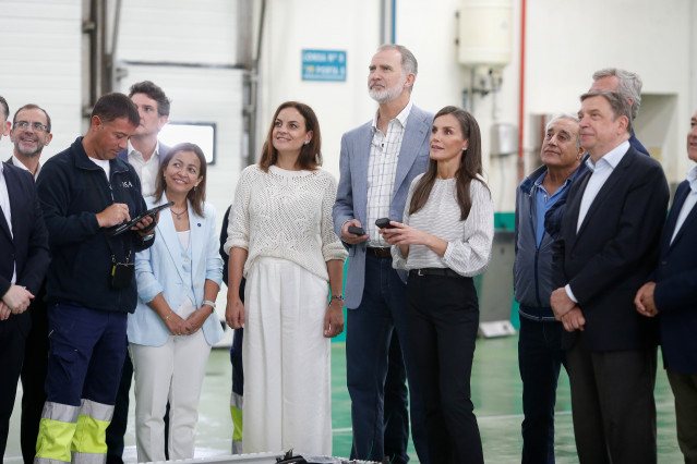 Los Reyes Felipe VI y Letizia y el ministro de Agricultura, Pesca y Alimentación, Luis Planas, durante una visita al concello de Burela, a 17 de junio de 2025, en Burela, Lugo, Galicia (España). Burela es un pueblo marinero con una fuerte tradición pesque