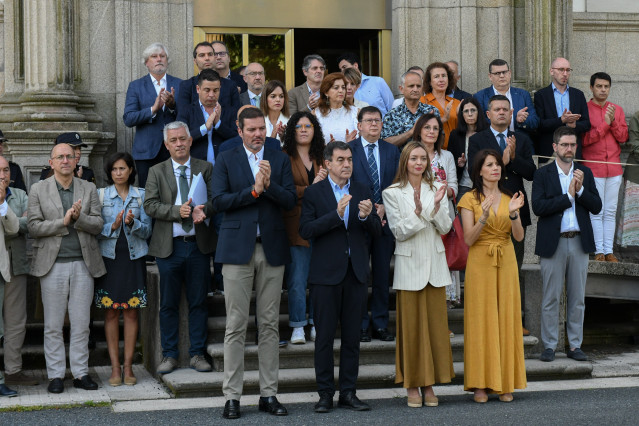 Concentración ante la sede central de la Xunta para condenar el crimen machista de A Coruña