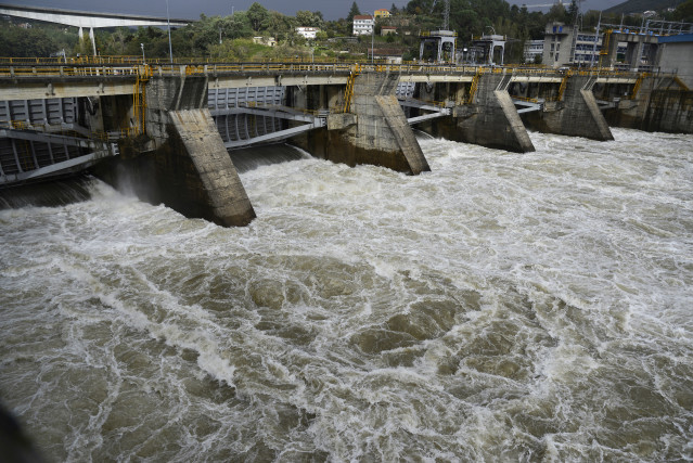 Archivo - El embalse de Velle liberando agua del río Miño, a 4 de noviembre de 2023, en Ourense, Galicia-