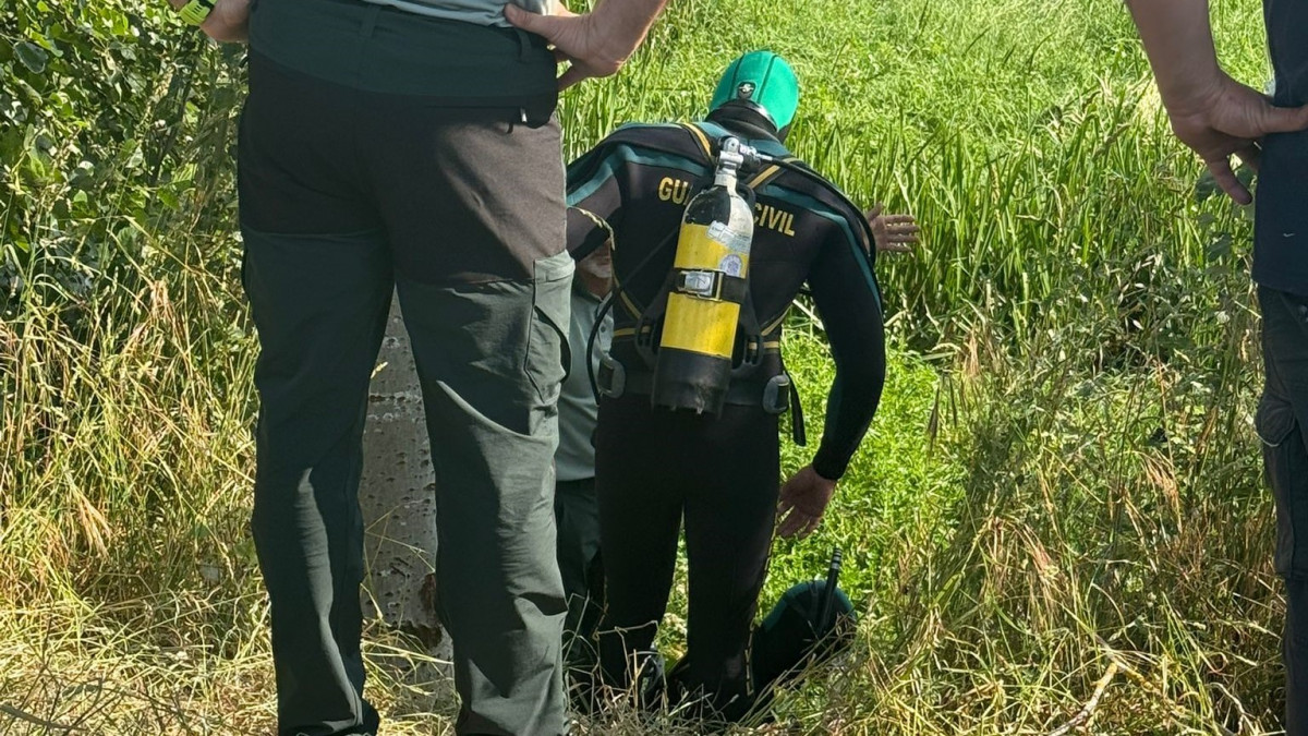 Buzos de la Guardia Civil buscando al desaparecido en Xinzo en una imagen de CRTVG