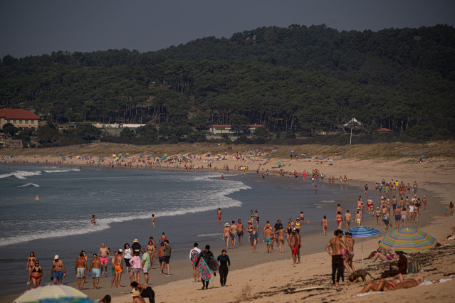 Archivo - Bañistas en la playa, a 8 de octubre de 2023, en Pontevedra, Galicia.
