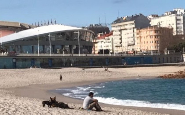 Se busca al sospechoso de agresión sexual en los baños de la Playa de Riazor, A Coruña