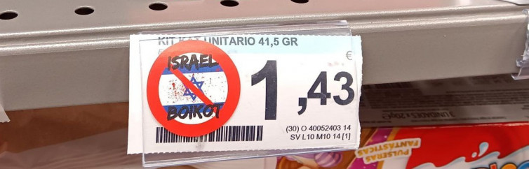 Condenan a seis personas por poner pegatinas contra Israel en un Carrefour de Vigo