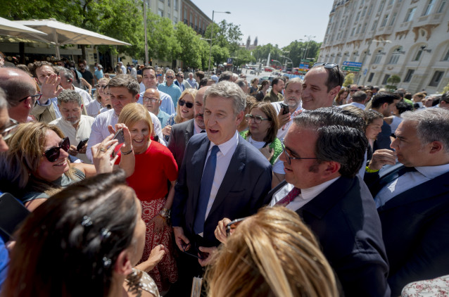El presidente del PP, Alberto Núñez Feijóo y la presidenta de la Federación Española de Municipios y Provincias (FEMP), María José García-Pelayo, durante una concentración de alcaldes y presidentes de entidades locales ante el Congreso.