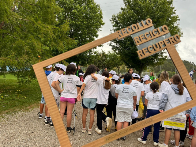 Campaña de limpieza litoral de ENCE, con escolares de centros de Poio (Pontevedra)