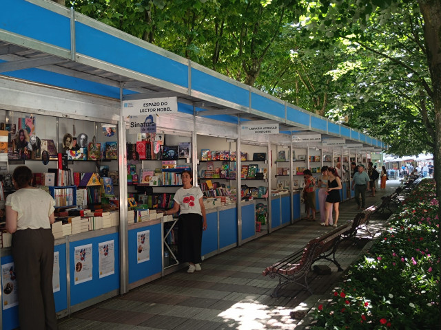 Ourense inaugura la feria del libro con nueve casetas que estarán abiertas hasta el sábado en el Parque San Lázaro