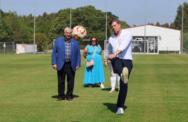 El secretario xeral del PSdeG, José Ramón Gómez Besteiro, visita Pol (Lugo) en compañía de su alcalde, Lino Rodríguez.