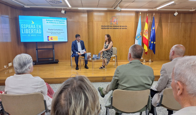 El delegado del Gobierno en Galicia, Pedro Blanco, y la autora Paula Carballeira en el acto 'España en Libertad. 50 años'