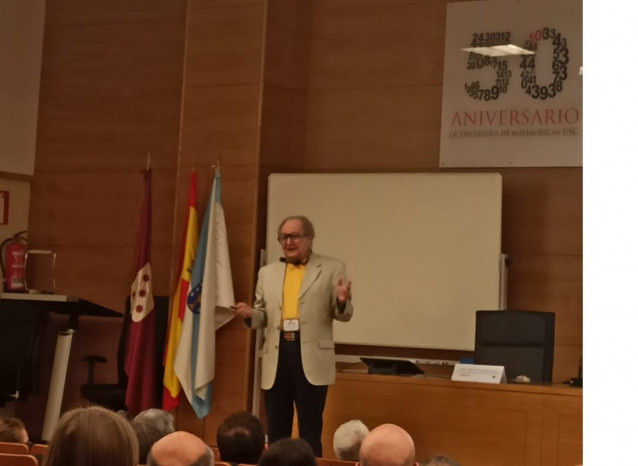 El científico español e investigador que ha sido capaz de crear con su equipo de Harvard vida sintética sin bioquímica, Juan Pérez-Mercader, en una conferencia en Santiago