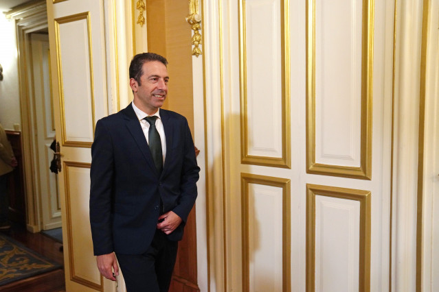 El hasta hoy conselleiro do Mar, Alfonso Villares, durante el acto de la toma de posesión de la nueva conselleira do Mar, en Pazo de Raxoi, a 5 de junio de 2025, en Santiago de Compostela