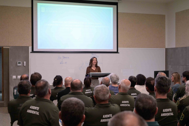 La conselleira de Medio Ambiente, Ángeles Vázquez, en unas jornadas con agentes ambientales