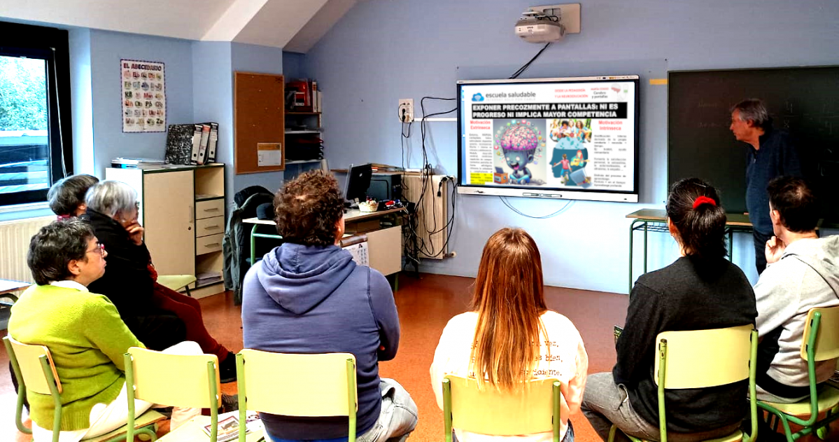 Julio Carmona durante una charla de Escuela Saludable