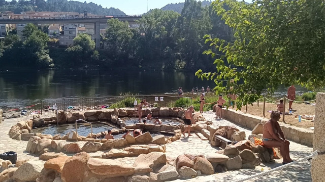 Bañistas en las termas de Ourense el 18 de junio de 2025.