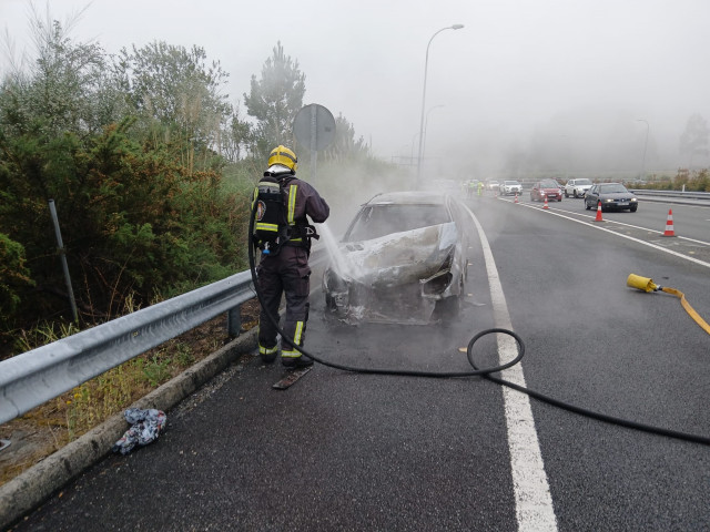 Arde un vehículo en la AC-14, en la salida del aeropuerto dirección A Coruña, en Culleredo