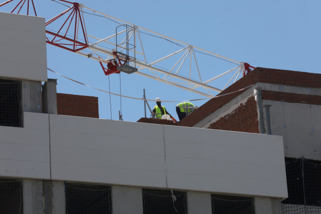 Archivo - Dos obreros trabajan en la construcción de un edificio en Madrid (España), a 6 de julio de 2020. El precio medio de la vivienda terminada (nueva y usada) en España ha descendido un 1,1% desde el inicio del estado de alarma, según el índice gener