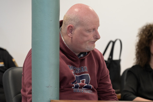 El acusado de asesinar y violar a Elisa Abruñedo, Roger Serafín Rodríguez, durante el juicio en la Audiencia Provincial de A Coruña