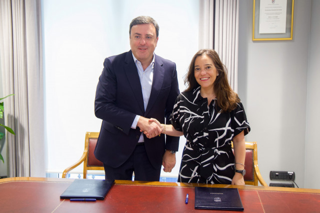 La alcaldesa de A Coruña, Inés Rey, y el presidente de la Diputación provincial, Valentín González Formoso, en la firma del acuerdo