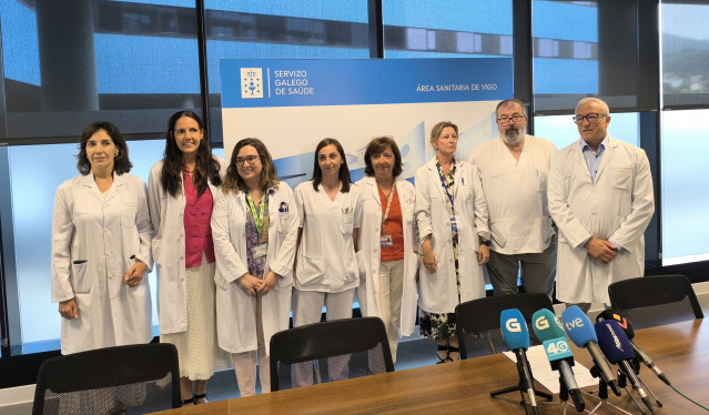 El gerente del área sanitaria de Vigo, Javier Puente, con el equipo sanitario encargado la administración, por primera vez en España, de terapia génica a un paciente con hemofilia B.