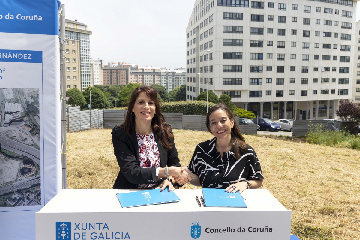 La alcaldesa de A Coruña, Inés Rey, y la conselleira de Vivenda e Planificación de Infraestruturas, María Martínez Allegue, firman un convenio para la cesión de suelo y la construcción de vivie