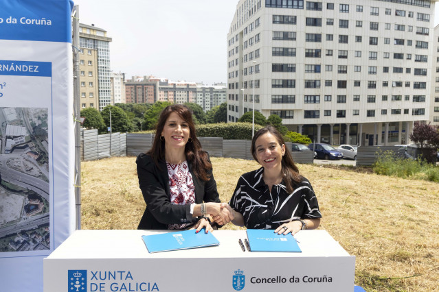 La alcaldesa de A Coruña, Inés Rey, y la conselleira de Vivenda e Planificación de Infraestruturas, María Martínez Allegue, firman un convenio para la cesión de suelo y la construcción de vivienda protegida