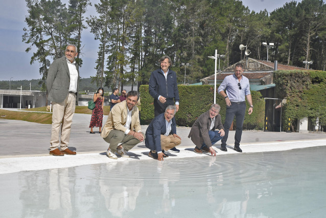 El conselleiro de Presidencia, Xustiza e Deportes, Diego Calvo, visita el Parque Acuático de Monterrei.