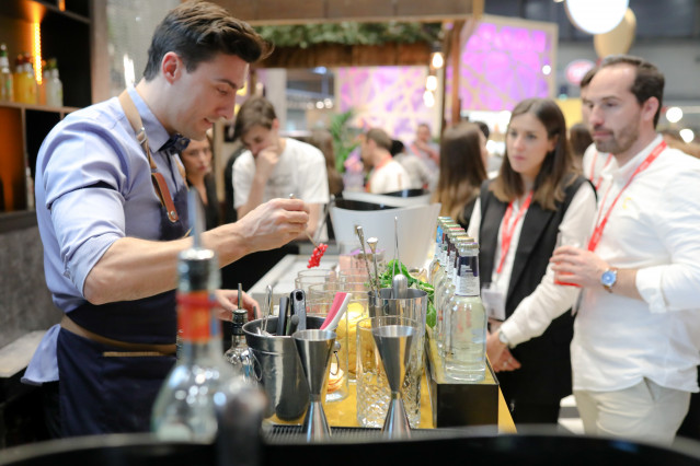 Archivo - Un camarero prepara un cóctel, en Madrid (España) a 24 de febrero de 2020.