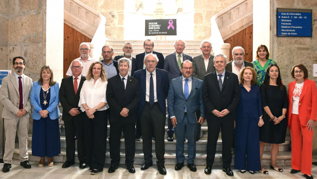 El conselleiro de Sanidade, Antonio Gómez Caamaño, y el rector de la USC, Antonio López, entre otros, en la toma de posesión del nuevo decano de la Facultad de Medicina y Odontología de Santiago, José Martín Carreira Villamor.