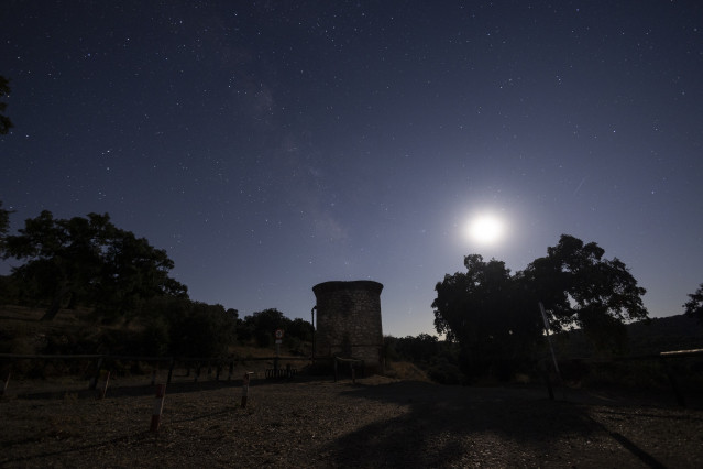 Archivo - Detalle de las perséidas sobre el Cerro del Hierro, situado en la localidad sevillana de San Nicolás del Puerto, a 14 de agosto de 2024 en Sevilla (Andalucía, España). Las perseidas son también conocidas en los países de tradición católica con e
