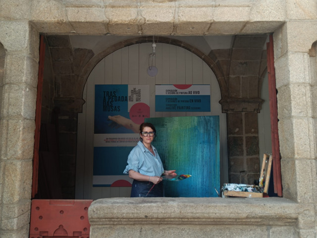 La artista Mareiras pintando en vivo en Santiago de Compostela