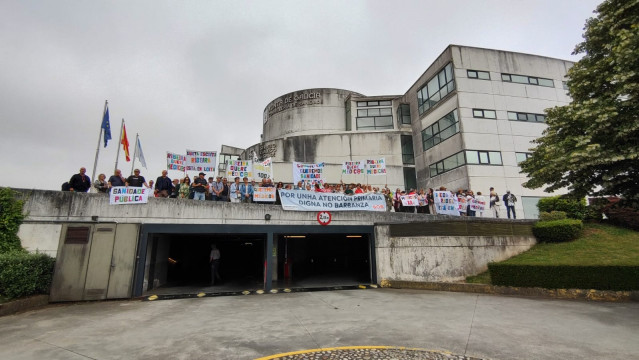 Concentración de vecinos de Ribeira (A Coruña) ante la sede del Sergas en Santiago.