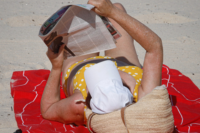 Una mujer en la playa de Samil, a 31 de mayo de 2025, en Vigo, Pontevedra, Galicia (España).
