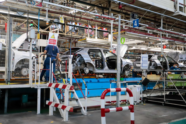 Archivo - Un operario trabaja con un vehículo, en la sede de Stellantis, el día que la vicepresidenta primera del Gobierno y ministra de Asuntos Económicos y Transformación Digital, ha visitado la fábrica, a 16 de septiembre de 2021, en Vigo, Pontevedra,