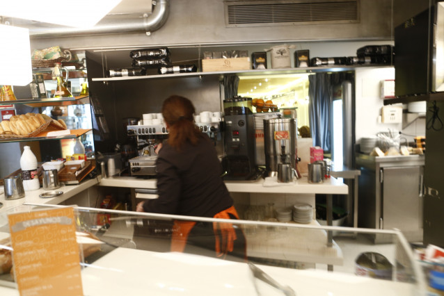 Archivo - Trabajador, trabajando, camarero, bar, autónomo, consumo, cafetería, café, precios, IPC, empleo, paro, parados, hostelería